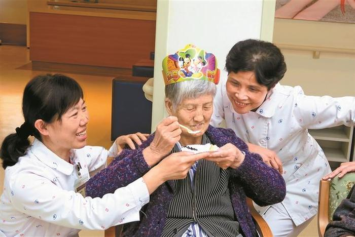 深圳失能老人养老补贴再升级：家政中医都能用，每月可省800元